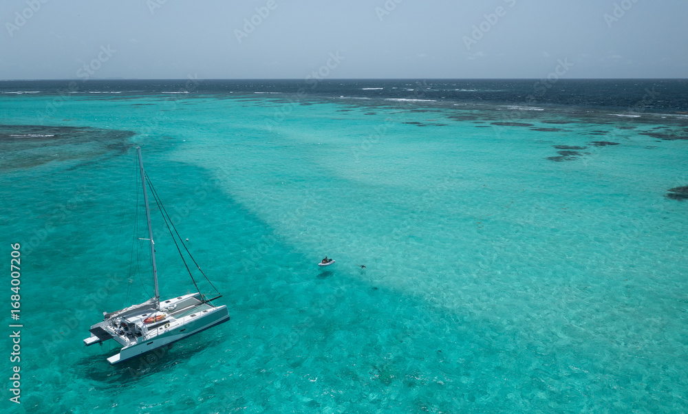 Fototapeta premium Croisière dans les Grenadines avec un catamaran 