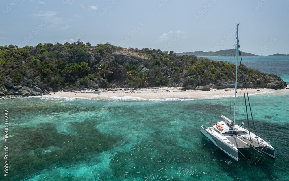 Fototapeta premium Croisière dans les Grenadines avec un catamaran 