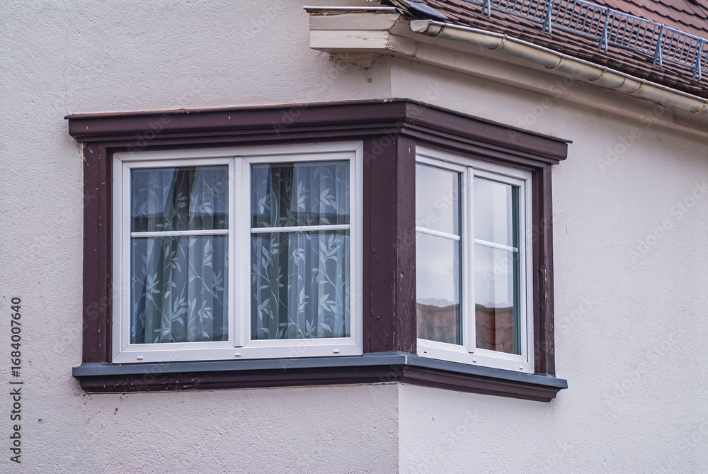 Fototapeta premium Fassade mit Eckfenster