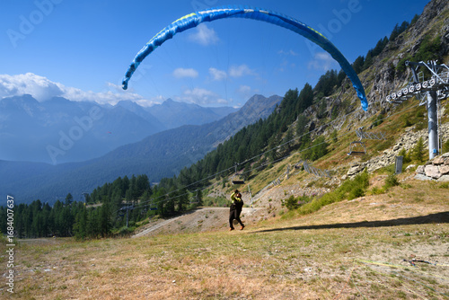  Parapendio 04 - partenza dal fianco  della vallata con montagne sullo sfondo