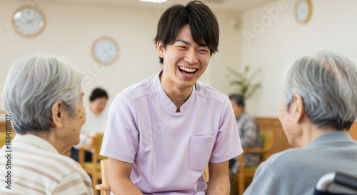 介護士や看護師が高齢者施設や病院で楽しそうに働いている