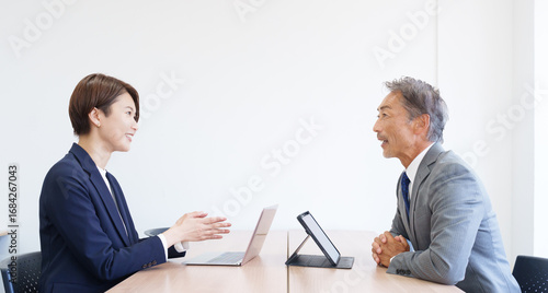 会議するビジネスマンの上司部下