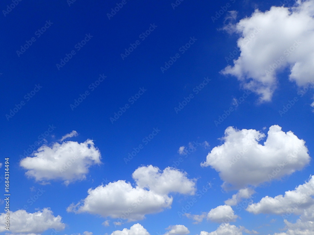Obraz premium 青空の白い雲-壁紙、文字スペース