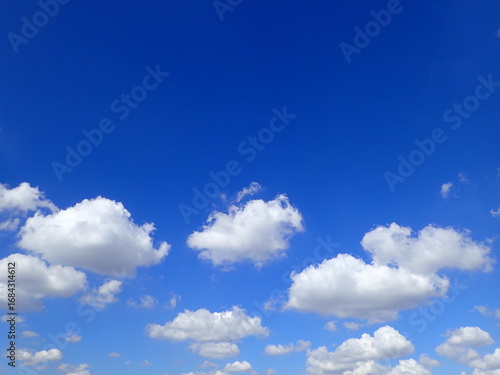 青空の白い雲-壁紙、文字スペース