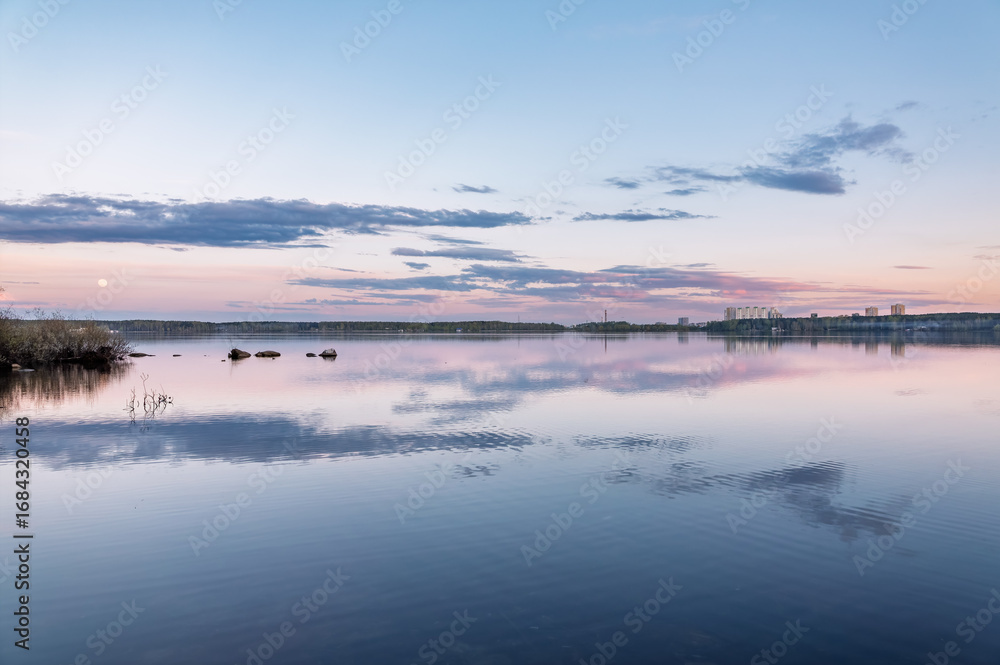 Obraz premium Blue lake with cloudy sky, natural background