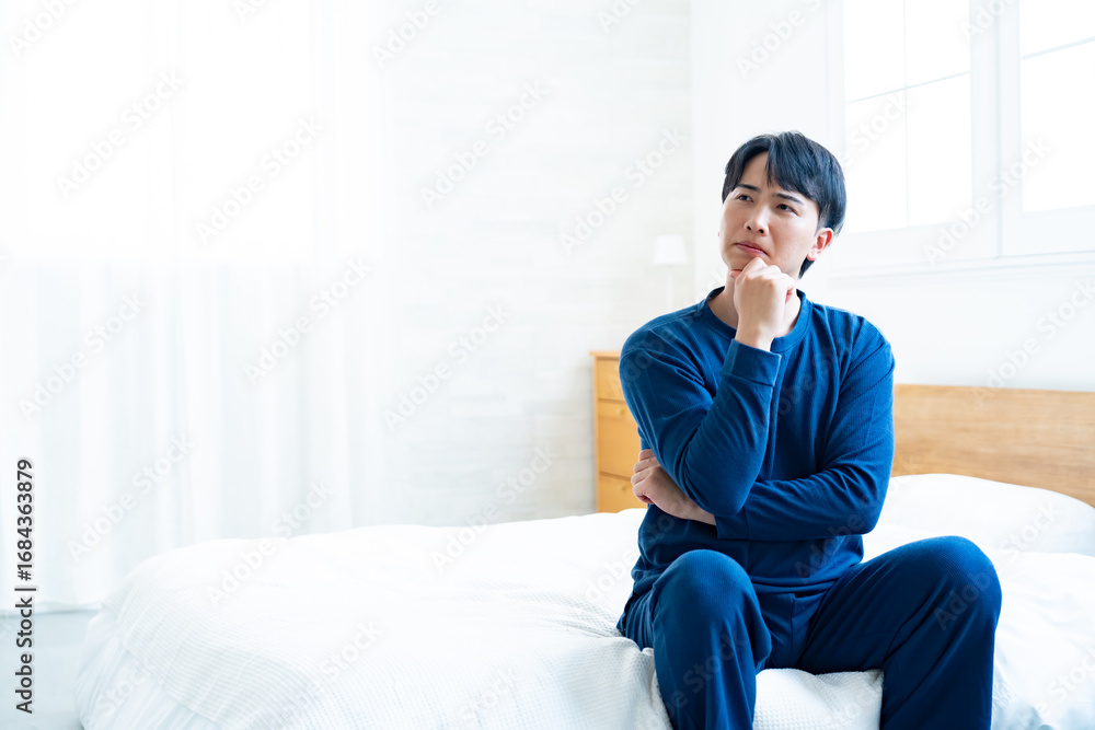 Fototapeta premium ベッドで考える男性