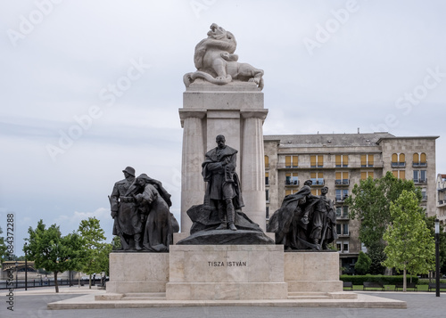 Budapest, Hungary – View of the István Tisza Monument at Kossuth Lajos Square, Lipótváros district. A solemn sculptural tribute to Hungary’s WWI-era prime minister.