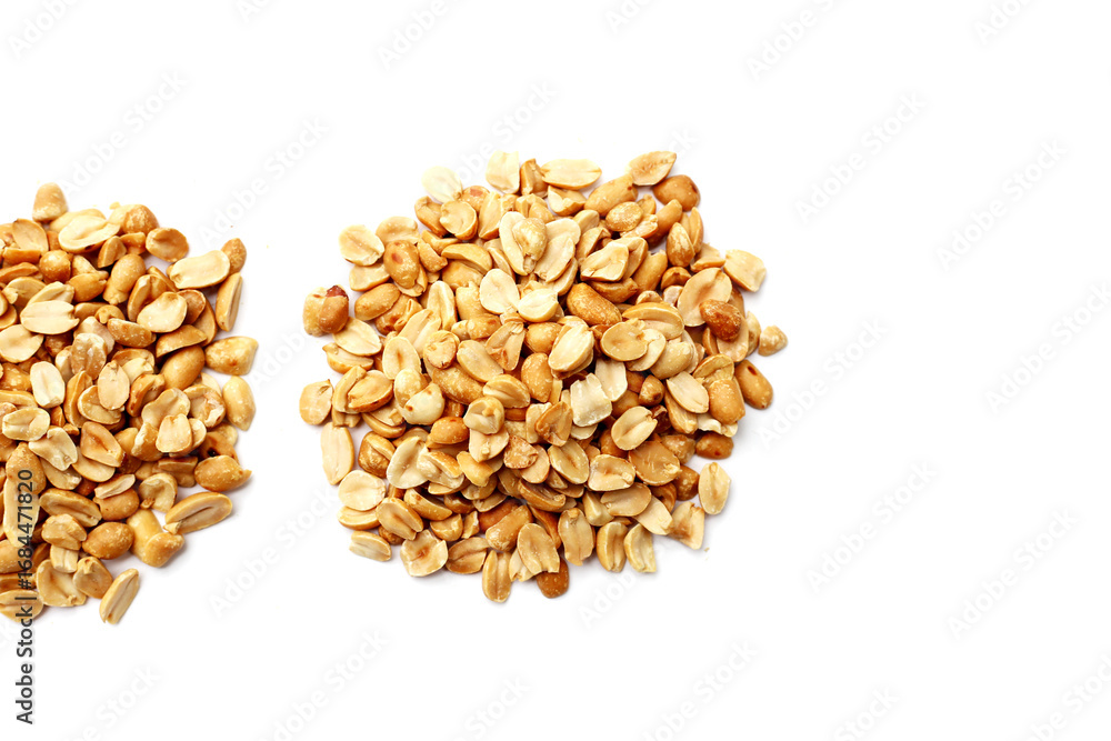 Fototapeta premium Roasted peanuts for snacking, or used as toppings for various dishes.