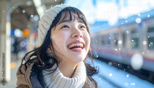 Wallpaper Mural 初雪に嬉しそうな女性（駅のホーム） Torontodigital.ca