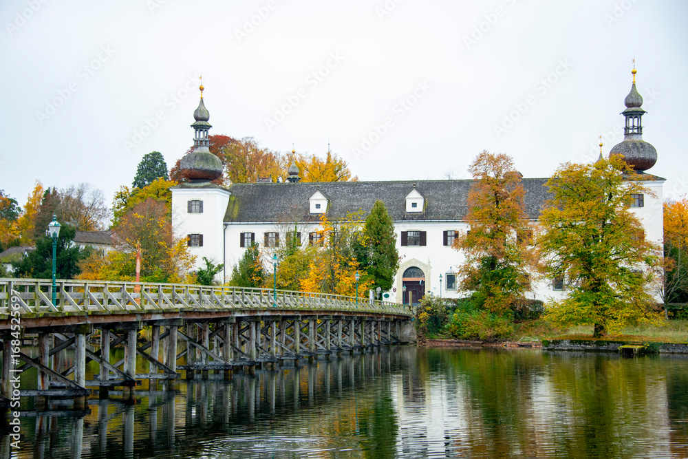 Fototapeta premium Bridge to Ort Castle - Austria