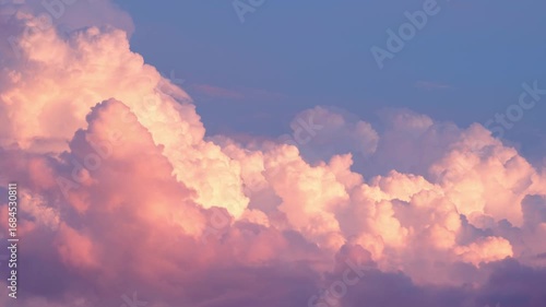 暗い空を背景に夕日に染まる入道雲。3倍速再生