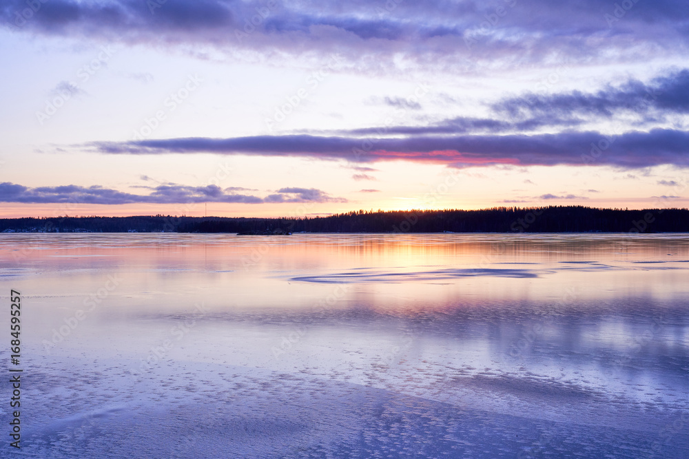 Obraz premium sunset on the icy lake in winter