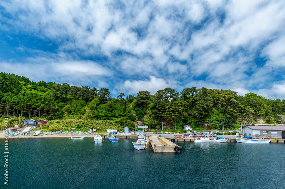 Obraz premium 【青森県深浦町：岩崎漁港・沢辺地区】ひなびた漁村の風景