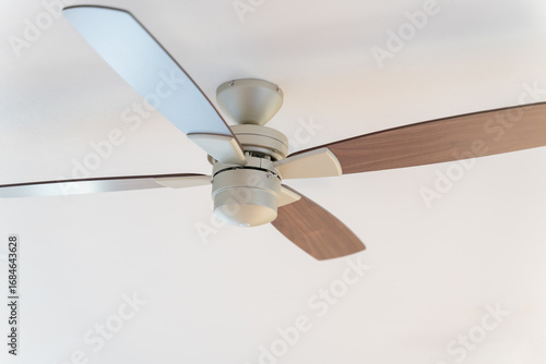 木製羽のシーリングファン