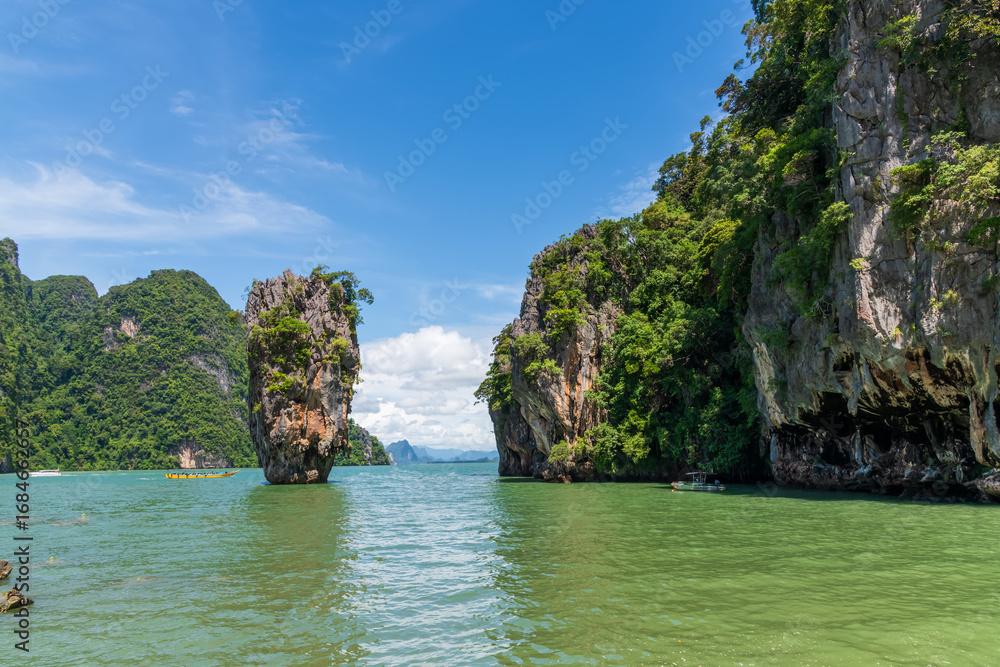 Obraz premium The Stunning and Breath taking Landscape of Limestone Karsts Emerging from Turquoise Waters, Thailand, James Bond Island