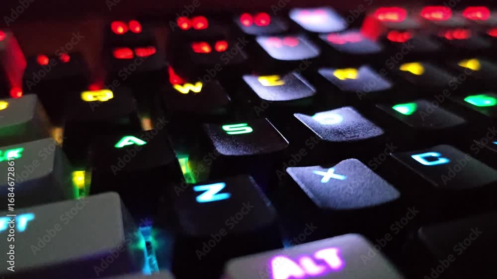 Teclas do computador piscando cores RGB.