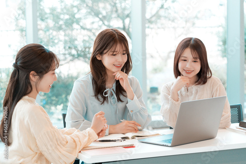 Plakat ミーティングをする3人の若い女性