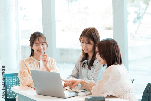 Plakat ミーティングをする3人の若い女性