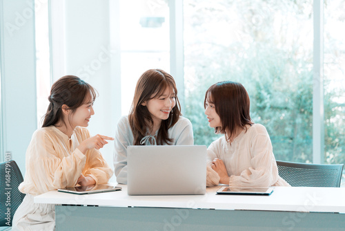 Tableau sur toile ミーティングをする3人の若い女性