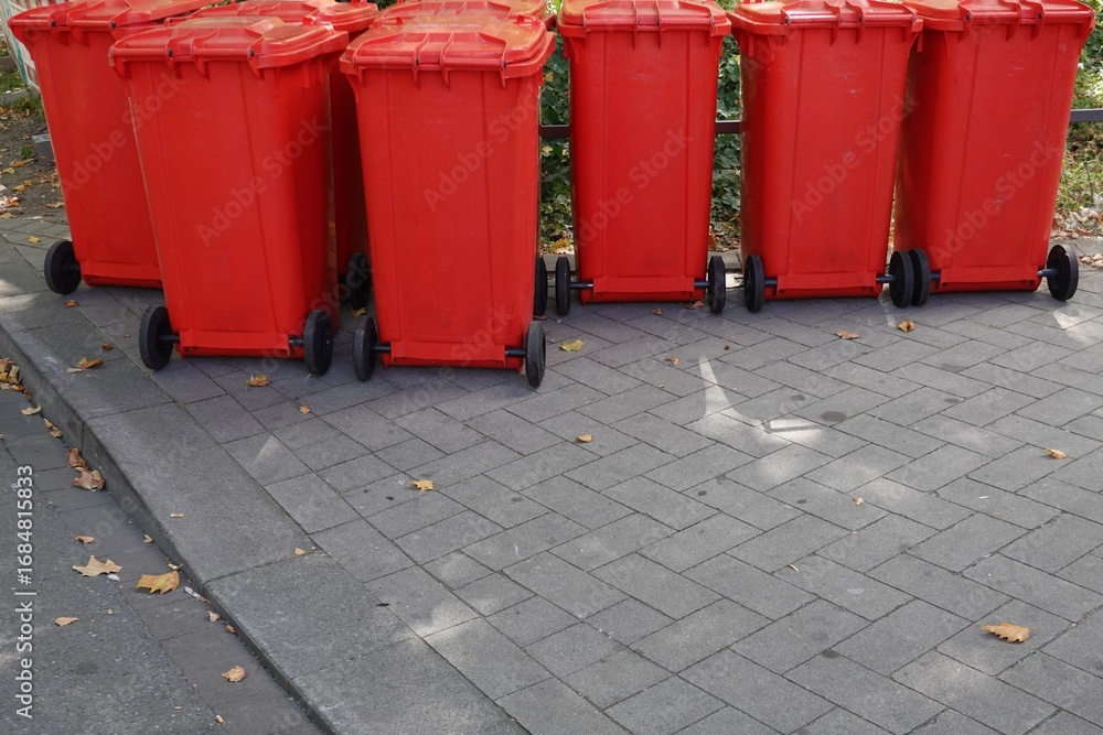 Naklejka premium Rote Mülltonnen