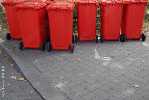 Rote Mülltonnen