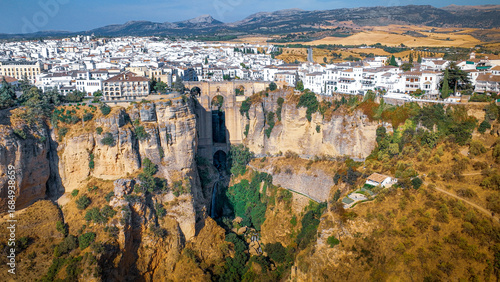 Fotografie Ronda, Spain: a historic town with a beautiful bridge and colors that reflect Spanish culture, unique traditions, and spectacular landscapes