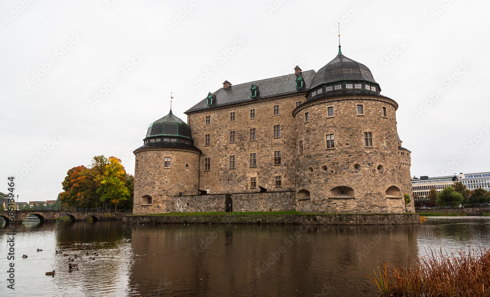 Fototapeta premium OREBRO, SWEDEN - 2 October 2022: The castle of Orebro is a medieval stone building, which is one of the most famous and historically significant castles of the Kingdom of Sweden in autumn