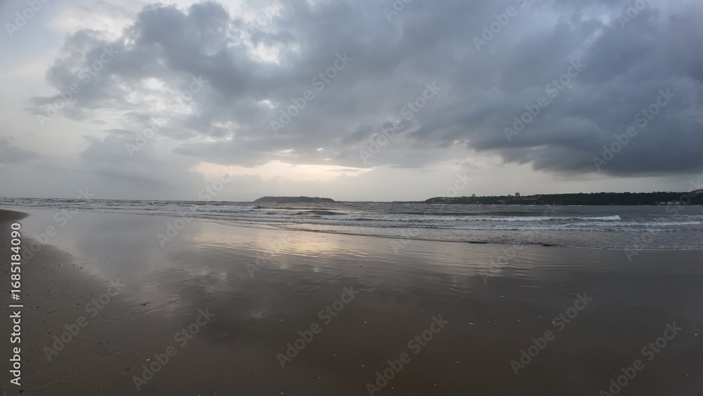 Obraz premium Serene Seascape with Dramatic Cloud Formation over Water