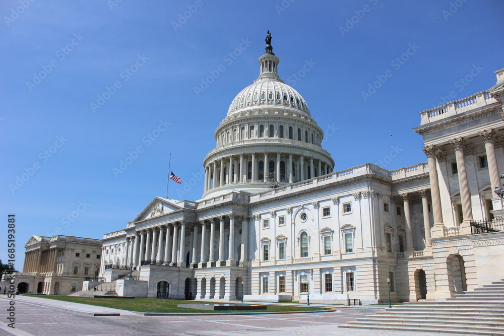 Fototapeta premium Iconic US Monuments on Sunny Day