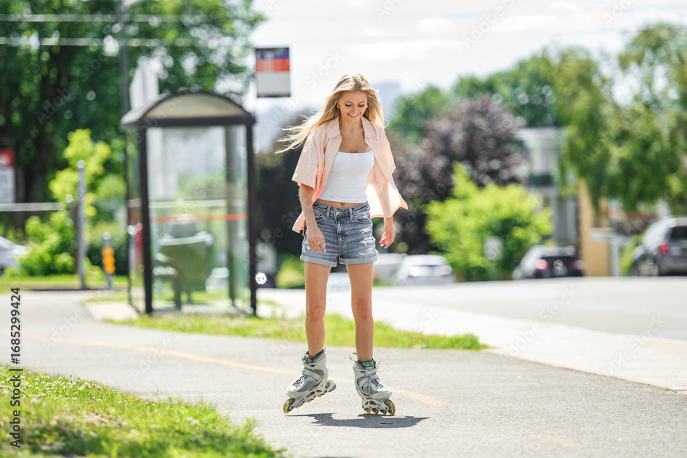 Naklejka premium Attractive blonde relaxes while roller skating