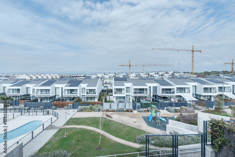 Obraz premium Landscape composition that balances hard and soft elements, where the pool water appears as a complementary chromatic note