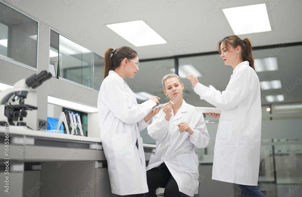 Obraz premium Three scientists collaborate in laboratory, focusing on research and experiments