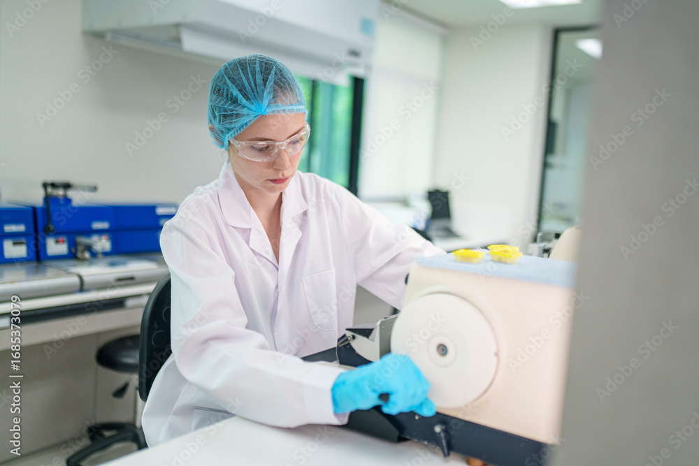 Obraz premium Lab technician conducting analysis in modern laboratory setting during daytime