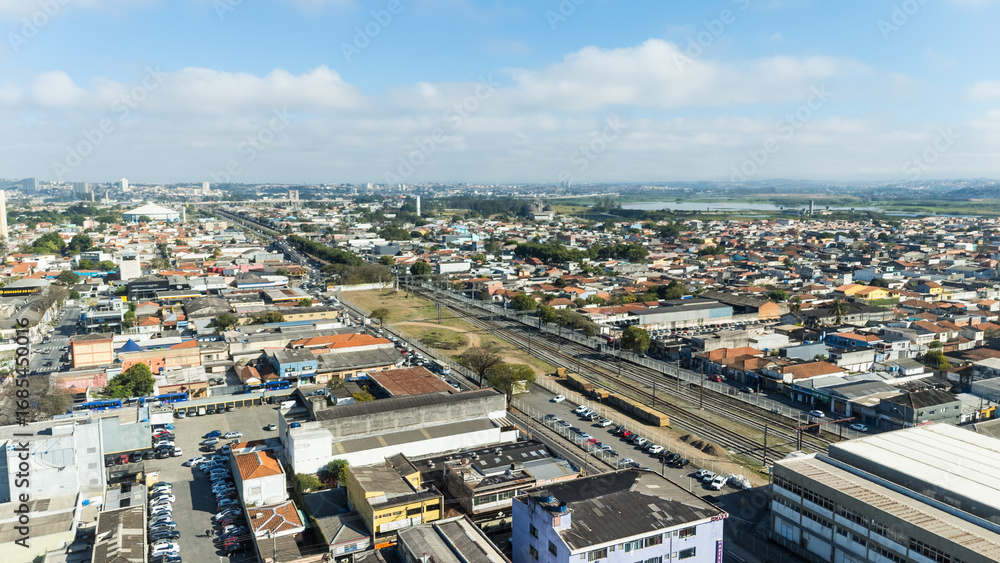 Fototapeta premium Vista aérea da cidade de Suzano, Alto Tietê, com ruas, avenidas e prédios residenciais, destacando o trânsito e a vida urbana, cenário perfeito para fotografia urbana, planejamento urbano e turismo
