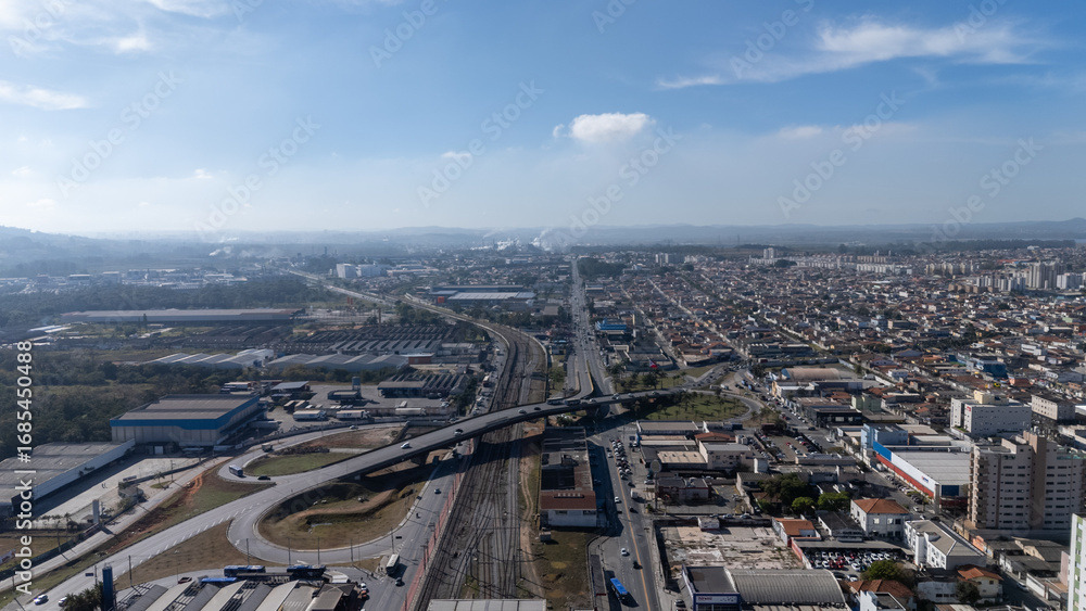 Fototapeta premium Visão aérea do viaduto da cidade de Suzano próximo a estação de trem da cidade que fica localizada no alto tietê de são paulo