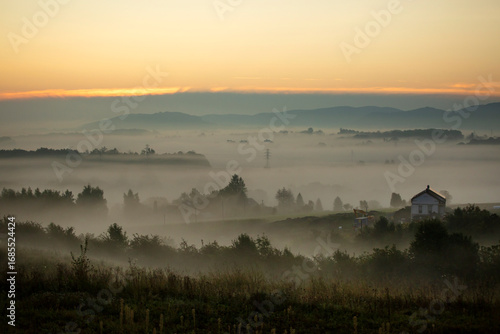 Fototapeta Naklejka Na Ścianę i Meble -  Wrześniowy, mglisty poranek w Beskidach. Wschód słońca. Cieszyn, Polska.