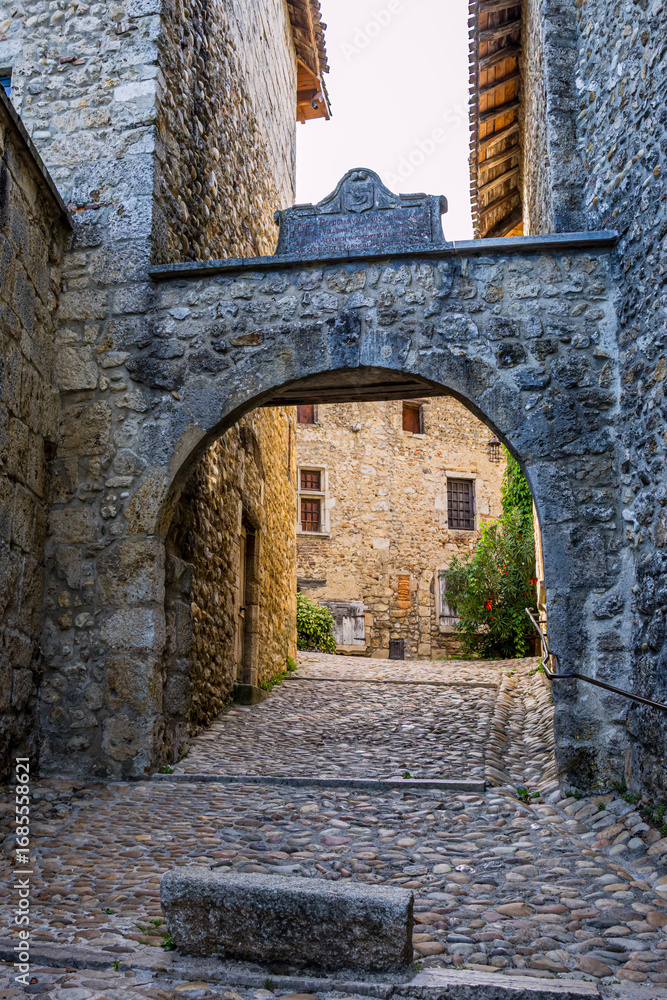 Fototapeta premium La porte d'en bas de la Cité Médiévale de Pérouges en septembre 2025