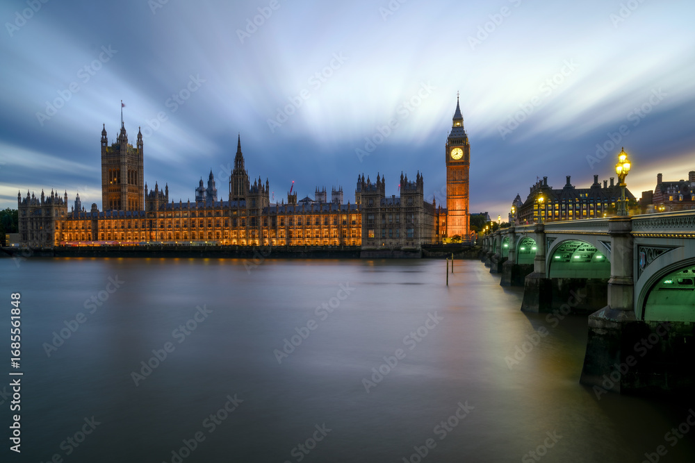 Naklejka premium Big Ben Elizatbeth Tower Long Exposure Panoramic Photo During Sunset with Incredible Skyline