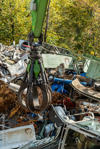 Wallpaper Mural Greifarm hebt Schrottteile aus bunter Schrotthalde, Köln, Nordrhein-Westfalen, Deutschland Torontodigital.ca