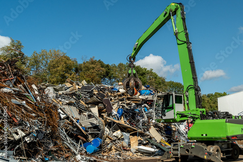 Wallpaper Mural Recyclingbagger mit Greifer auf Schrottplatz, Köln, Nordrhein-Westfalen, Deutschland Torontodigital.ca