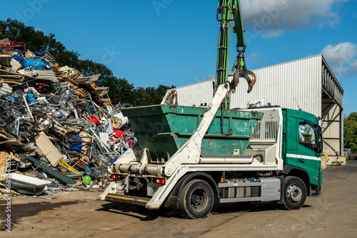 Wallpaper Mural Entsorgungsfahrzeug mit Container am Schrottplatz, Köln, Nordrhein-Westfalen, Deutschland Torontodigital.ca
