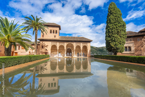 Fotografie Enjoy the serene Jardines de Partal gardens in La Alhambra Spain, featuring a stunning reflection of arches and palm trees in a tranquil pool