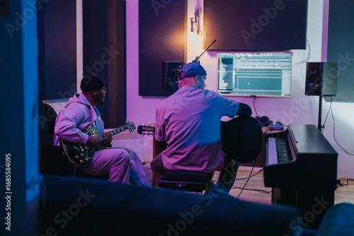 Foto Diverse musicians working together in a studio, creating and producing music