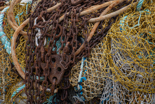 filets de pêche et chaines rouillées entassés
