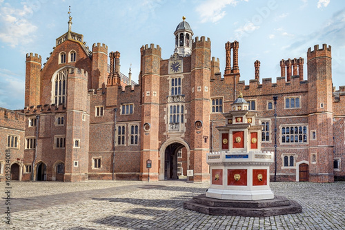 Main courtyard of the Hampton Court Palace.
Panoramic view of the majestic palace built in 1515 by Cardinal Thomas Wolsey.