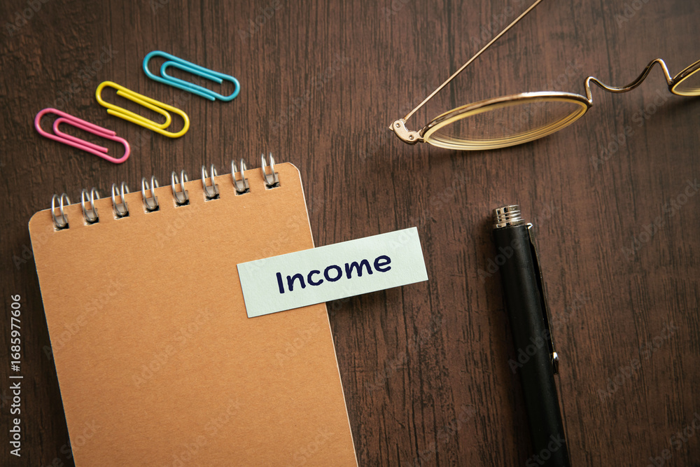 Fototapeta premium There is sticky note with the word Income. It is as an eye-catching image.