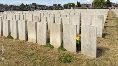 Foto Rows of headstones at a commonwealth war graves cemetery
