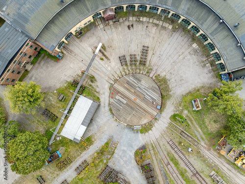 Φωτογραφία Aerial top down view of Norrkoping railroad museum round house for locomotives w
