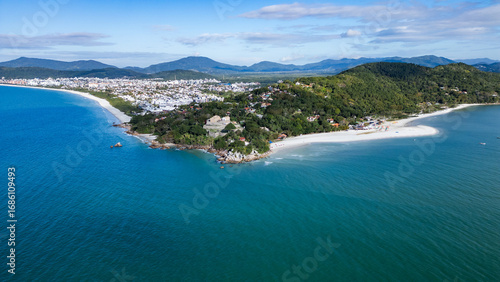 Aerial view of Jurerê Beach in Florianópolis, Santa Catarina, Brazil, showing turquoise sea, sandy shore and urban area by the coast