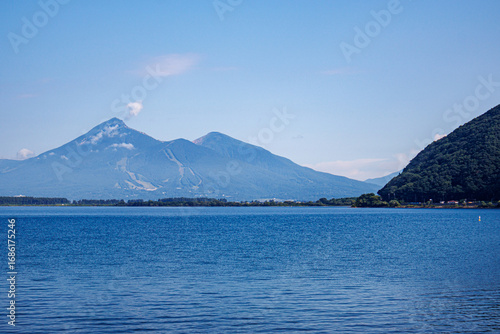 猪苗代湖越しの雄大な磐梯山の風景